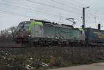 Portrait von Re 475 403, als diese am Mittag des 10.01.2019 bei leichtem Schneefall mit einem  LKW Walter -KLV bei Müllheim (Baden) durchs Rheintal in Richtung Freiburg (Breisgau) fuhr.