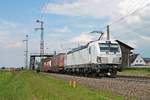 Mit einem Containerzug nach Italien fuhr am Nachmittag des 25.05.2019 die 193 366 über die Rheintalbahn durch den Haltepunkt von Auggen im Markgräflerland in Richtung Schweizer Grenze, wo