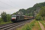 Am Nachmittag des 25.05.2019 fuhr MRCE/TXL ES 64 F4-030 (189 930-1) mit einem  Euro-Express -Pilgerzug nach Lourdes beim Isteiner Klotz über die alte Rheintalbahn in Richtung Basel, wo sie ihren