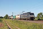 Mit einem Containerzug aus Rotterdam fuhr am Abend des 13.06.2019 die MRCE/SBBCI ES 64 F4-284 (189 284-3)  Alpäzähmer  südlich von Buggingen über die Rheintalbahn durchs