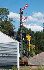 Nur ein paar Meter entfernt von der vielbefahrenden Rheintalbahn steht in Niederschopfheim dieses Formsignal außer Betrieb, welches mir bisher garnicht aufgefallen ist (11.07.2020).