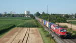193 350 ist am 04.07.2020 mit einem bunten Containerzug bei Hugsweier Richtung Offenburg unterwegs.