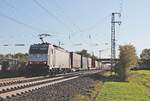 Am Nachmittag des 16.10.2019 fuhr Maquarie/XRAIL/TXL 186 906 mit dem  WETRON/Jan de Rijk -KLV DGS 41032 (Melzo Scalo - Köln Eifeltor) beim Haltepunkt von Auggen durchs Markgräflerland in