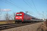 Mit dem EC 7 (Hamburg Altona - Interlaken Ost) fuhr am frühen Nachmittag des 20.01.2020 die 101 141-0 bei Hügelheim über die Rheintalbahn durchs Markgräflerland in Richtung Basel,