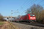 Nachschuss auf die Freiburger 146 213-4, als diese am Nachmittag des 21.01.2020 ihren RE (Basel Bad Bf - Offenburg) südlich vom Haltepunkt von Buggingen über die Rheintalbahn in Richtung