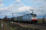 Mit einem Containerzug aus Belgien fuhr am frühen Nachmittag des 28.01.2020 die Rpool/LINEAS 186 449 südlich von Buggingen über die Rheintalbahn durchs Markgräflerland in Richtung