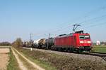 Mit dem gemischten Güterzug EZ 51943 (Mannheim Rbf - Basel Bad Rbf) fuhr am Nachmittag des 02.04.2020 die 185 121-1 südlich von Buggingen über die KBS 702 in Richtung Müllheim