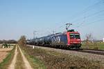 Mit dem vollen  Kerosin -Kesselzug DGS 42693 (Kork - Glattbrugg) fuhr am Nachmittag des 02.04.2020 die Re 482 028-8  ChemOil Logisitcs AG  südlich von Buggingen über die KBS 702 durchs