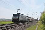 Mit einem Containerzug aus Italien fuhr am Nachmittag des 16.04.2020 die MRCE/SBBCI ES 64 F4-109 (189 109-2) nördlich von Hügelheim über die Rheintalbahn durchs Markgräflerland in