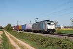 Mit einem Containerzug aus Belgien fuhr am Nachmittag des 23.04.2020 die Rpool/LINEAS 186 424-8 südlich von Buggingen über die Rheintalbahn durchs Markgräflerland in Richtung