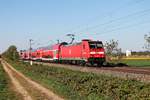 Mit einem RE (Freiburg (Brsg) Hbf - Basel Bad Bf) fuhr am frühen Abend des 23.04.2020 die 146 217-5 südlich von Buggingen über die Rheintalbahn in Richtung Müllheim (Baden), wo sie