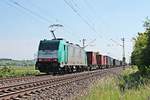 Mit dem  GTS -Containerzug DGS 40046 (Piacenza - Zeebrugge-Ramskapelle) fuhr am Nachmittag des 19.05.2020 die ATLU/XRAIL E 186 220 nördlich von Hügelheim über die KBS 702 durchs