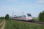 Als ICE 75 (Hamburg Altona - Chur) fuhr am Nachmittag des 26.05.2020 der 412 048 (9048/5812 048-7) südlich von Buggingen über die Rheintalbahn durchs Markgräflerland in Richtung