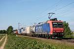 Mit einem langen Containerzug nach Italien fuhr am späten Nachmittag des 26.05.2020 die Re 482 003-1, welche den Zug bis Basel SBB RB bespannte, zwishcen Buggingen und Hügelheim über