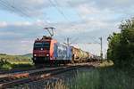 Am Abend des 26.05.2020 fuhr Re 482 014-8 mit einem leeren Kesselzug aus der Schweiz zwischen Hügelheim und Buggingen durchs Markgräflerland in Richtung Freiburg (Breisgau).