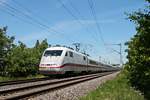 Als ICE 277 (Berlin Ostbahnhof - Basel SBB) fuhr am späten Mittag des 27.05.2020 der 401 070-8 bei Hügelheim über die Rheintalbahn in Richtung Schweiz.