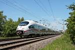 Am frühen Nachmittag des 27.05.2020 fuhr 406 004-2 (4604)  Brussel/Bruxelles als ICE 105 (Amsterdam CS - Basel SBB) bei Hügelheim über die Rheintalbahn durchs Markgräflerland in