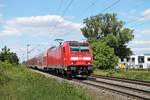 Mit einem RE (Freiburg (Brsg) Hbf - Basel Bad Bf) fuhr am Nachmittag des 29.05.2020 die 146 228-2  St.Georgen  über die Rheintalbahn durchs Industriegebiet von Buggingen in Richtung Müllheim