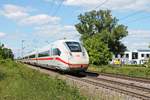Als ICE 75 (Hamburg Altona - Chur HB) fuhr am Nachmittag des 29.05.2020 der 412 036 (9036/5812 036-2) über die Rheintalbahn durchs Industriegebiet von Buggingen in Richtung Schweiz.