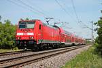 Mit einem RE (Freiburg (Brsg) Hbf - Basel Bad Bf) fuhr am Mittag des 02.06.2020 die 146 214-2 bei Hügelheim über die Rheintalbahn in Richtung Müllheim (Baden), wo sie ihren