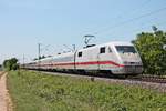 Am Mittag des 02.06.2020 fuhr der 401 578-0  Bremerhaven  als ICE 278 (Interlaken Ost - Berlin Ostbahnhof) nördlich von Müllheim (Baden) bei Hügelheim über die Rheintalbahn durchs