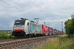 Mit einem langen Containerzug nach Rotterdam Waalhaven fuhr am späten Nachmittag des 15.06.2020 die Rpool/BLSC 186 103  1 Locomotive - 4 Countries  nördlich von Hügelheim über die