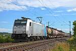 Mit einem Containerzug nach Belgien fuhr am Nachmittag des 08.07.2020 die Rpool/XRAIL 186 434-7 nördlich von Hügelheim über die KBS 702 in Richtrung Freiburg (Breisgau).