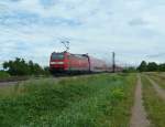 146 115-1 mit einem knapp 10 Minuten verspteten RE nach Offenburg am 06.07.12 bei Hgelheim.