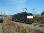 ES 64 F4-105 am 22.02.12 mit einem KLV-Zug am Haken auf dem berholgleis in Mllheim (Baden). Der Zug ist Richtung Sden unterwegs.