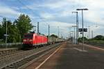 185 088-2 mit einem KLV-Zug am Abend des 14.08.12 im Bahnhof Mllheim (Baden).