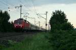 120 135-9 mit dem CNL 1259/459 von Berlin/Praha nach Zrich und den zwei Kurswagen (direkt hinter der Lok) des IC 60459 nach Basel SBB am Morgen des 25.07.13 im nrdlichen Einfahrbereich von Mllheim