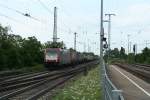 185 601-2 mit einem KLV-Zug gen Norden am Morgen des 25.07.13 bei der Durchfahrt des sdbadischen Kleinstdtchens Mllheim (Baden).