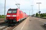 146 113-6 mit einer RB von Neuenburg (Baden) nach Freiburg (Breisgau) Hbf am Morgen des 25.07.13 bei der Einfahrt in Mllheim (Baden).