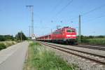 111 064 mit einer RB nach Basel Bad. Bf am Nachmittag des 02.08.13 bei der Einfahrt on Mllheim (Baden).