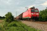 185 118-7 mit einem langen Gtermischzug am Abend des 03.08.13 sdlich von Buggingen.