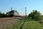 ES 64 U2-070 mit dem CNL 472 nach Kopenhagen H am Abend des 04.08.13 bei Hgelheim. Wie so oft in den letzten Wochen fehlten die beiden Kurswagen nach Moskau.