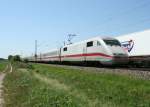 401 506-1 als ICE 71 von Hamburg nach Basel SBB am Vormittag des 05.08.13 kurz vor dem Einfahrsignal in Mllheim (Baden).
Wegen der rechts im Bild zu sehenden, liegengebliebenen RoLa mussten alle Zge ber das Gegengleis fahren, was natrlich erhebliche Behinderungen mit sich brachte. Der ICE 71 war mit gut 20 Minuten Versptung unterwegs.