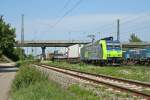 485 007-9 mit der RoLa 43615 von Freiburg (Breisgau) Gbf nach Novara in Italien am Nachmittag des 06.08.13 in Mllheim (Baden).