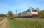 185 579-0 mit einem KLV-Zug gen Süden am Spätnachmittag des 26.10.13 bei Hügelheim.