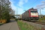 185 593-1 mit einem Containerzug gen Süden am Nachmittag des 09.11.13 bei der Einfahrt auf Gleis 13 in Müllheim (Baden).