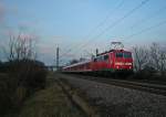 Die frisch lackierte 111 062-6 mit einer RB von Neuenburg (Baden) nach Freiburg (Breisgau) Hbf am Abend des 18.01.14 im Landenanflug auf den Hp Buggingen.