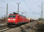185 121-1 mit einem gemischten Güterzug auf dem Weg in den Süden am Mittag des 25.01.14 im Bahnhof Müllheim (Baden).