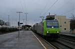 485 013-7 mit der stark verspäteten RoLa (DGS) 43627 von Freiburg (Breisgau) Gbf nach Novara am Nachmittag des 28.02.14 im Bahnhof Müllheim (Baden).
