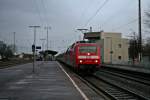 120 120-1 und 120 112-8 brachten am 28.02.14 den IC 2901 nach Basel SBB. Leider ist nicht bekannt, fr welchen ausgefallenen ICE der Zug gefahren ist und wo genau er her kam. Das Bild entstand bei der Durchfahrt in Mllheim (Baden).