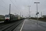 ES 64 F4-083 mit einem KLV-Zug gen Norden am Nachmittag des verregneten 28.02.14 in Mllheim (Baden). Das Wetter lies eine bessere Belichtung leider nicht zu.