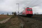 101 080-0 mit dem stark verspteten EC 7, welcher zufllig genau im Fahrplan des zwei Stunden spter verkehrenden EC 9 fuhr, am Nachmittag des 28.02.14 an der Nordspitze des Bahnhofbereichs von Mllheim (Baden).