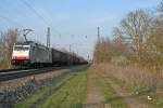 186 103 mit einem KLV-Zug gen Süden am späten Nachmittag des 27.03.14, aufgenommen im Bahnhof Heiterheim.