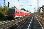 An der Spitze der abendlichen HVZ-RB von Neuenburg (Baden) nach Freiburg (Breisgau) Hbf, geschoben von 143 856-3, lief am Abend des 17.04.14 der 50 80 80-35 301-6, welchen ich bei der Ausfahrt aus Müllheim (Baden) aufnehmen konnte.