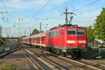111 061 mit einer RB von Schliengen nach Offenburg am Nachmittag des 17.04.14 beim Verlassen des Bahnhofs Müllheim (Baden).