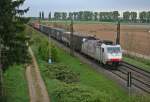 185 578-2 mit einem KLV-Zug aus Italien/der Schweiz in Richtung Norden am Nachmittag des 18.04.14 westlich von Hügelheim.